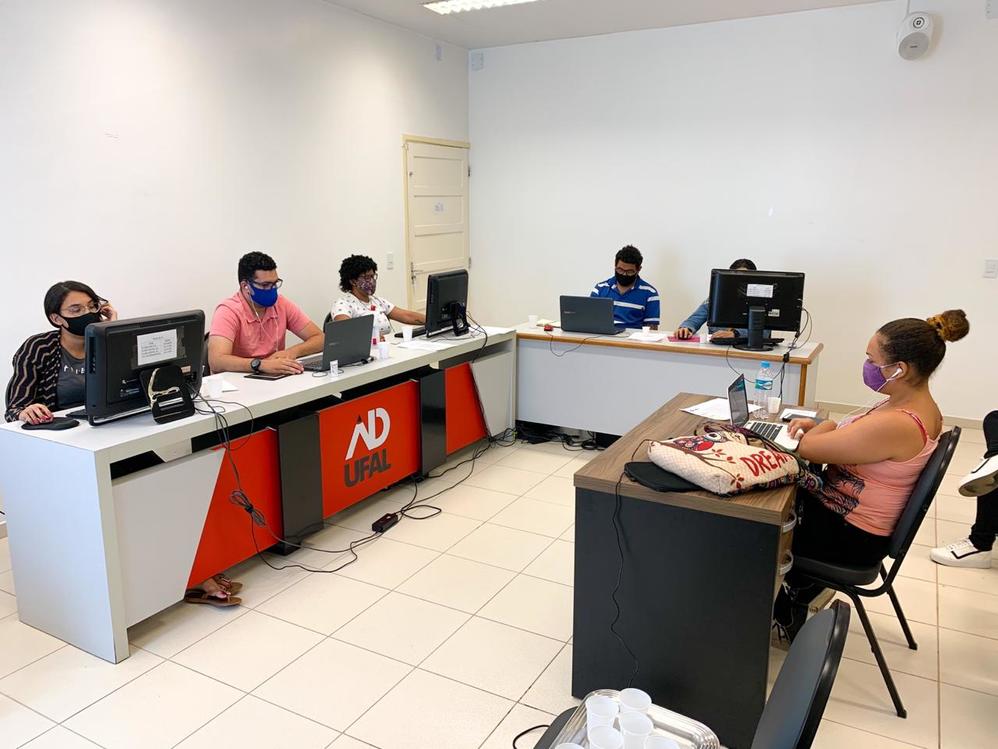 Associados/as da Adufal são direcionados para sessão de votação local. Foto: Karina Dantas/Ascom Adufal