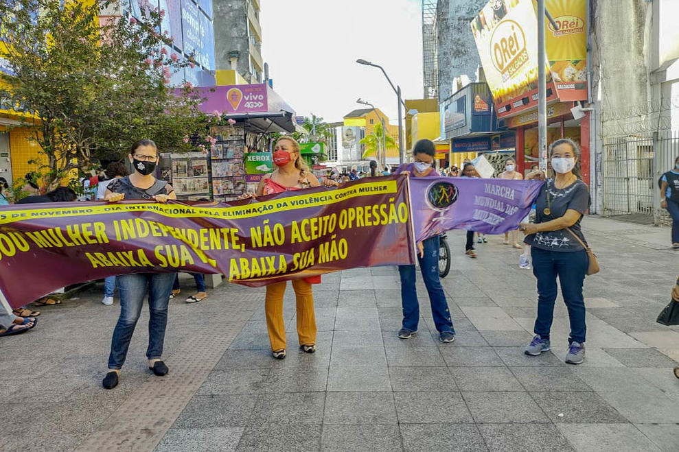 Ato público percorreu as ruas do Centro de Maceió em protesto à violência contra a mulher.