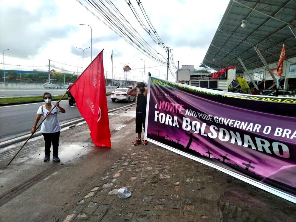 Vice-presidenta da Adufal, Sandra Lira, segurando bandeira por "impeachment j&aacute;". Foto: Elida Miranda/PT-Macei&oacute;
