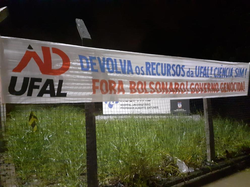 Adufal posicionou faixas de tecido nas entradas da Ufal contra o corte de recursos na Universidade. 