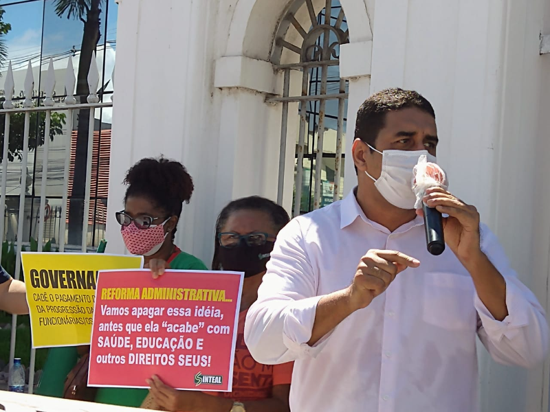 Presidente da Adufal, Jailton Lira, durante discurso no ato público realizado neste dia 19 de maio.