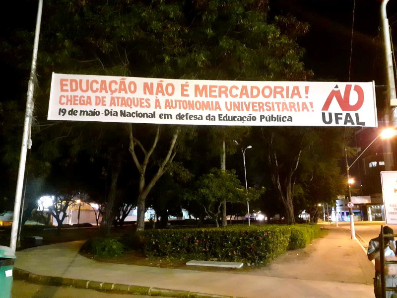 Adufal colocou faixas na cidade denunciando cortes orçamentários na Ufal e em defesa da educação.