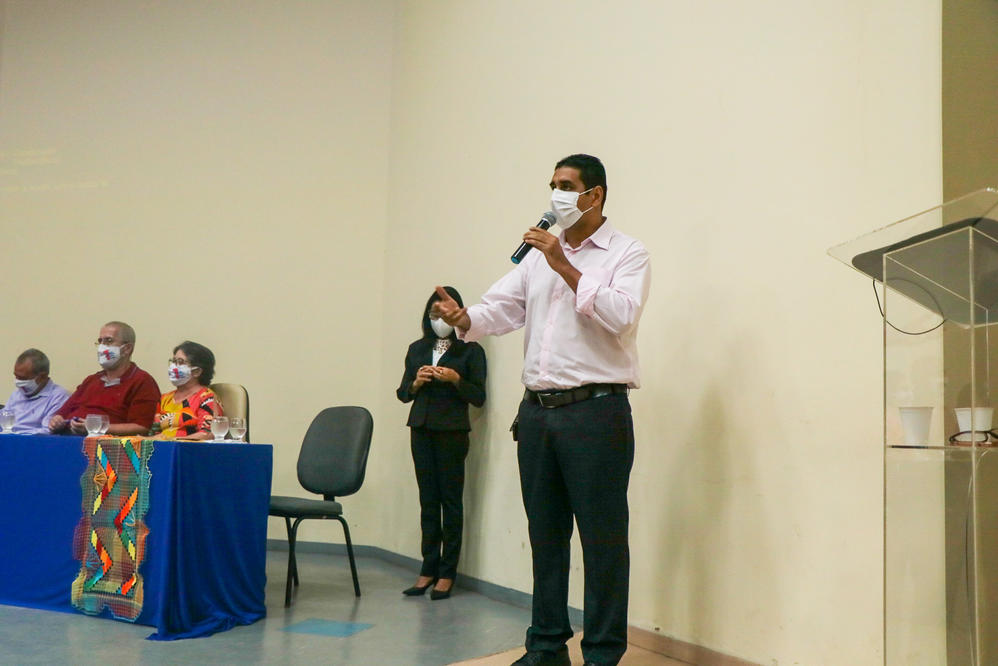 Professor Jailton Lira durante discurso na posse da nova diretoria do Sintufal.