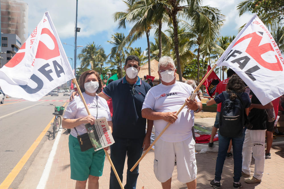 Diretora da Adufal, Irailde Correia, presidente Jailton Lira, e o diretor Ailton Galv&atilde;o.