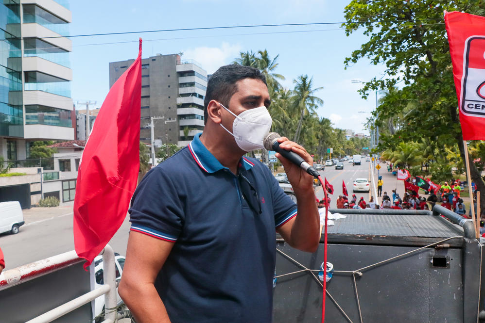 Presidente da Adufal, Jailton Lira, durante discurso.