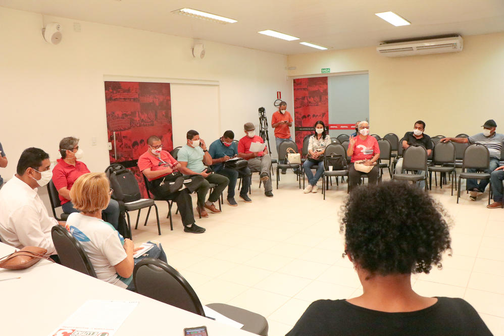 Reunião das entidas sobre ações contra a PEC 32.