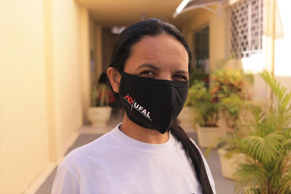 Associados/as da Adufal podem retirar uma máscara personalizada na sede da entidade.