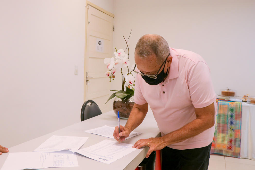 Professor Jorge Alberto Gonçalves (FOUFAL) fez a assinatura simbólica da posse do Conselho.