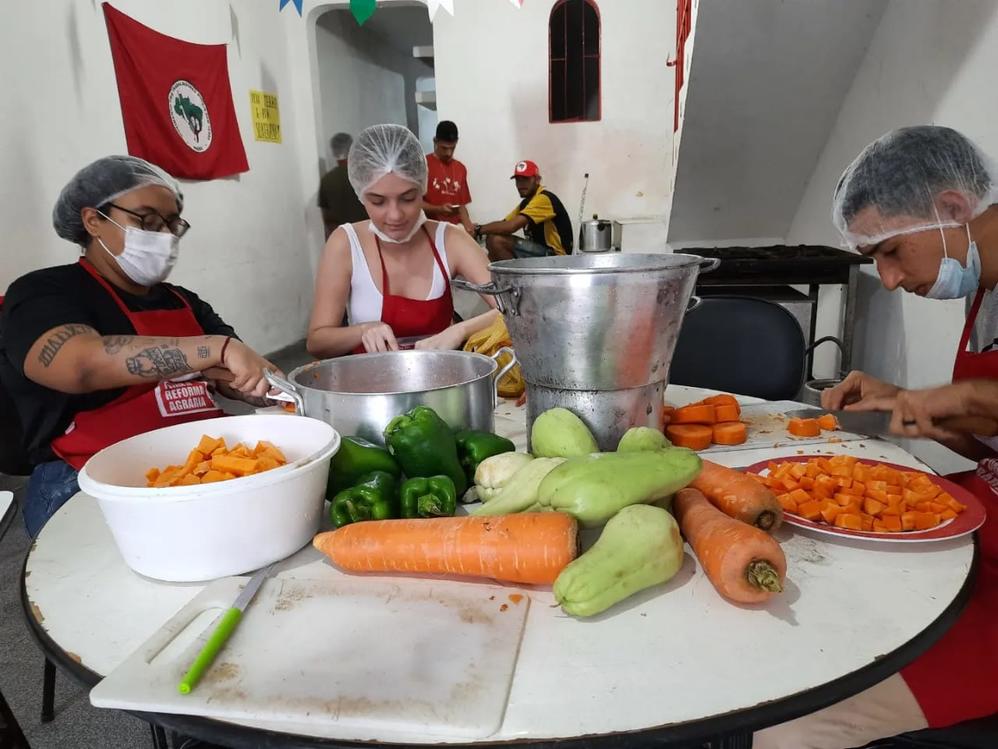 Cozinha Solidária da ONG Casa do Congresso do Povo fez sopa para entregar às famílias necessitadas, com doação de alimentos da Adufal. Foto: Arquivo Pessoal/Casa do Gongresso do Povo.