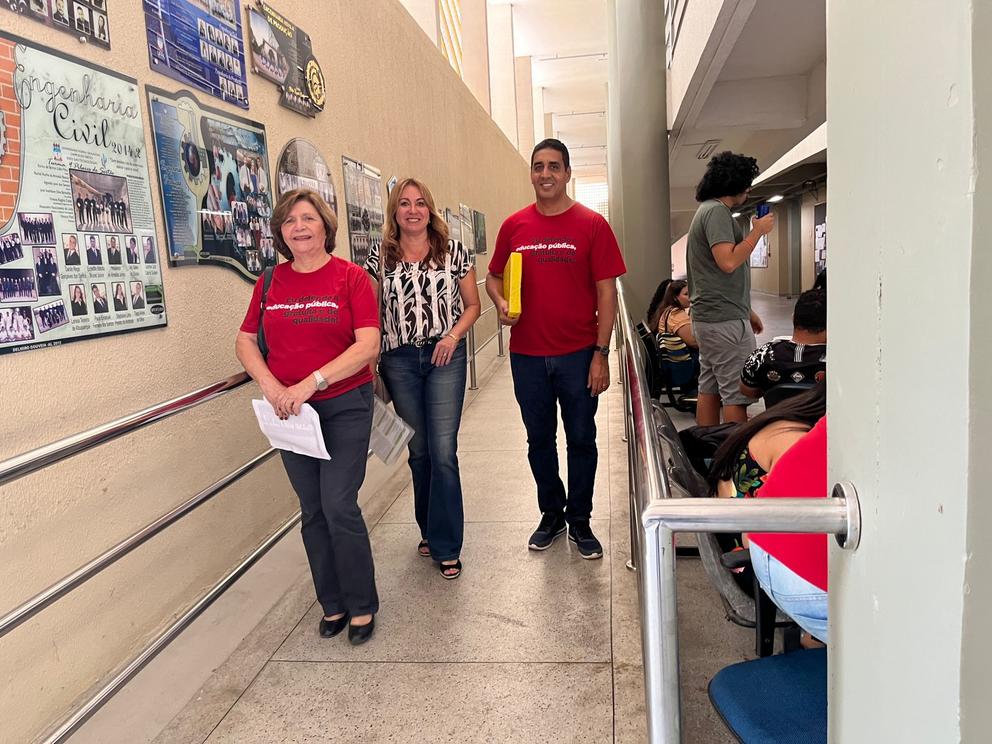 Da esquerda para a direita, os/as diretores/as da Adufal Irailde Correia, Rosangela Reis e Jailton Lira, durante visita &agrave; Delmiro Gouveia.