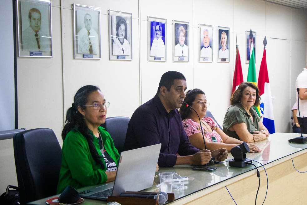 Integrantes das entidades organizadoras da consulta apresentando o resultado. Foto: Karina Dantas/Ascom Adufal