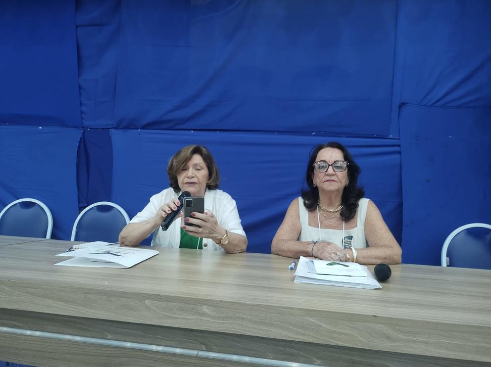 Professora Irailde Correia do lado esquerdo e professora Abdizia Barros do lado direito da foto.