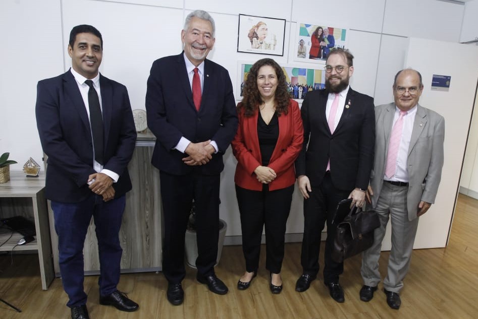 Reunião com representantes da Adufal, Sintufal, Ufal e deputado federal Paulão com a ministra Esther Dweck, em 3 de maio.