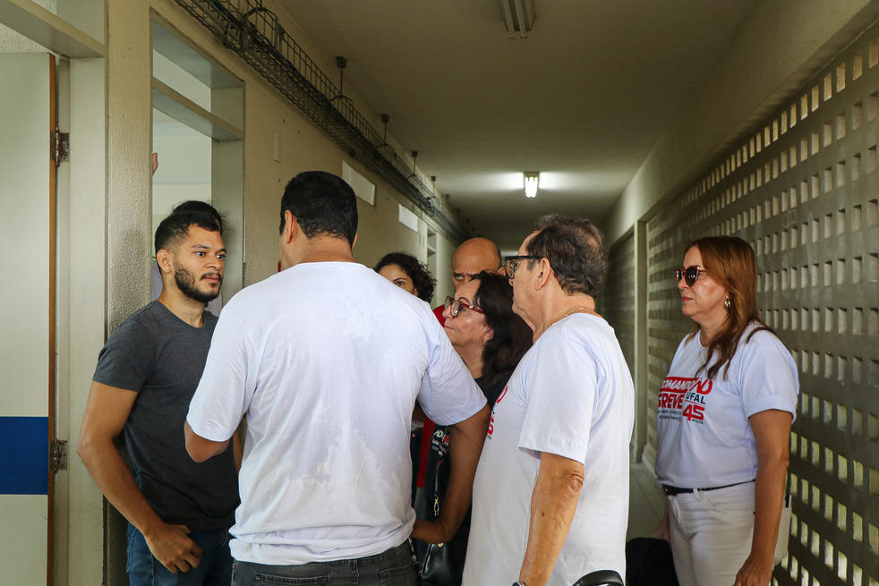 CLG Docente da Ufal durante visita ao Instituto de Matemática. Foto: Vanessa Ataíde/Ascom Adufal