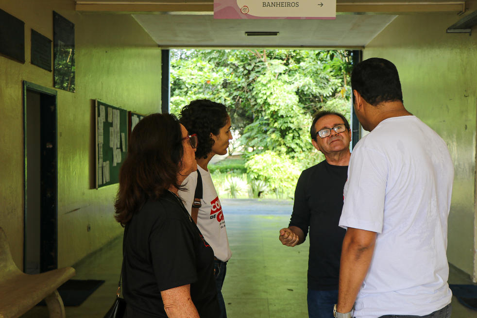 CLG Docente da Ufal durante visita ao Instituto de Física. Foto: Vanessa Ataíde/Ascom Adufal