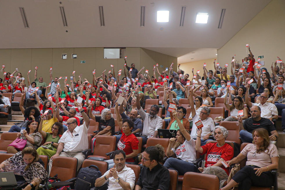 Momento em que os/as docentes presentes rejeitaram a proposta do governo federal. Foto: Vanessa Ataíde/Ascom Adufal