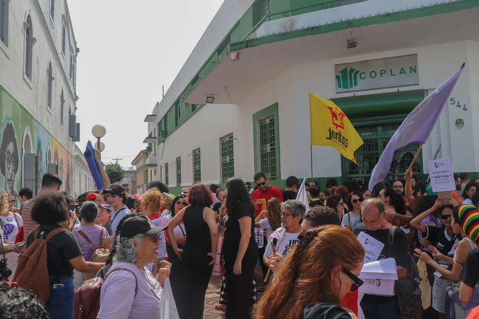 Ato público foi realizado em frente à Câmara de Vereadores de Maceió. Foto: Vanessa Ataíde/Ascom Adufal