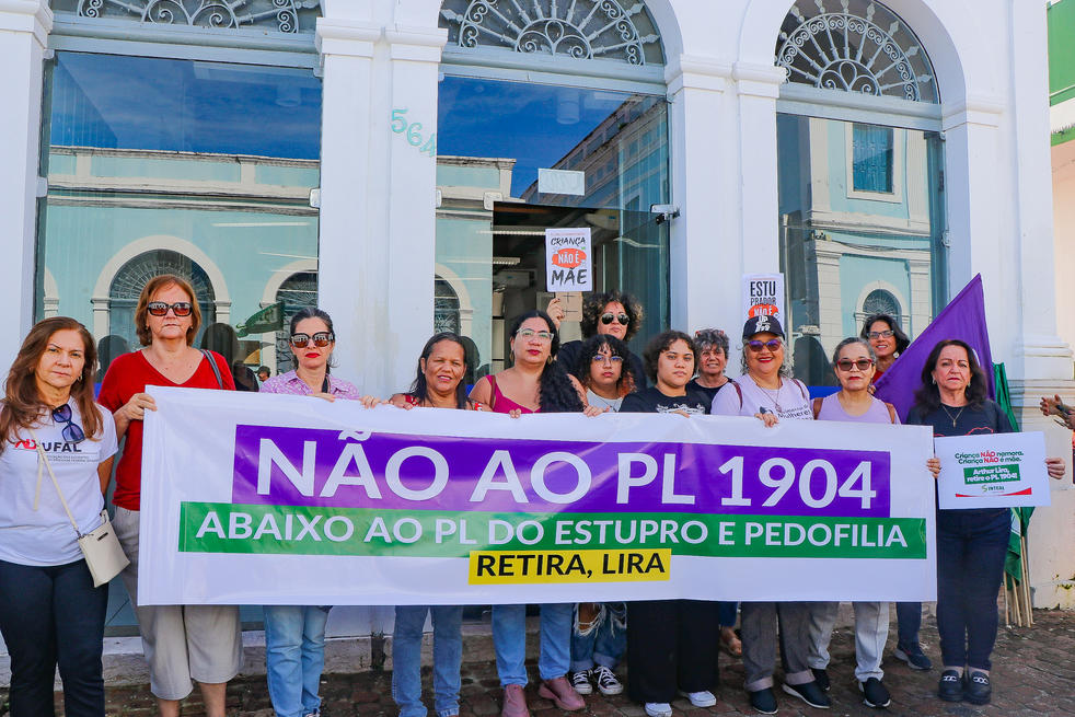 Na ponta esquerda da imagem a diretora Socorro Dantas; na ponta direita, à frente, diretoras Abdizia Barros e Sandra Lira. Foto: Vanessa Ataíde/Ascom Adufal