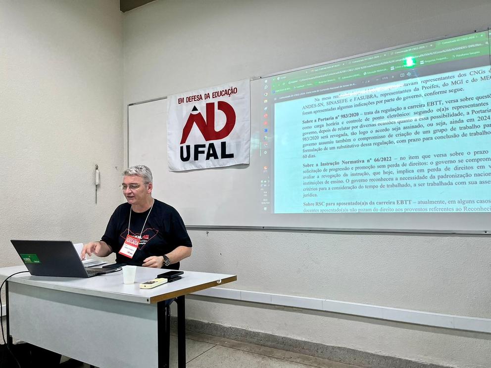 Professor Carlos Müller, durante assembleia em Delmiro Gouveia. 