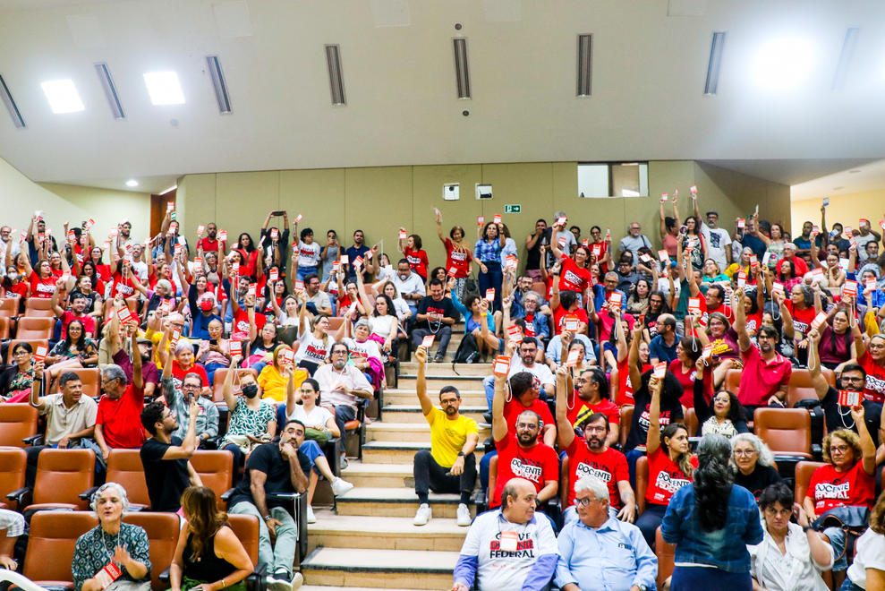 Registro do momento em que os/as docentes decidiram pela continuidade da greve. Foto: Vanessa Ataíde/Ascom Adufal