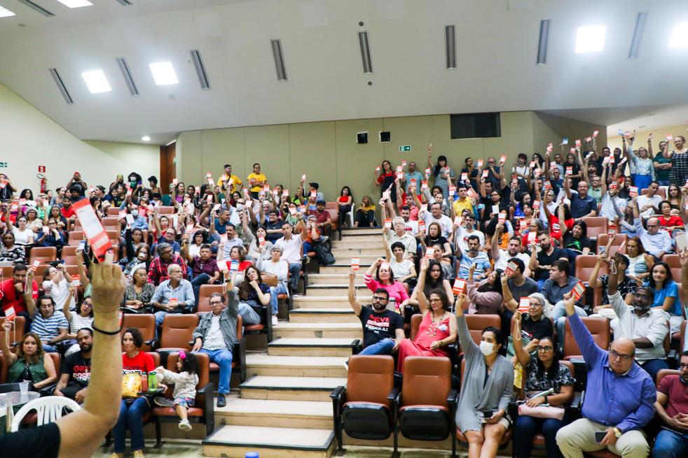 Assembleia realizada em 2 de julho aprovou o fim da greve docente, a partir de 3 de julho. Foto: Vanessa Ataíde/Ascom Adufal