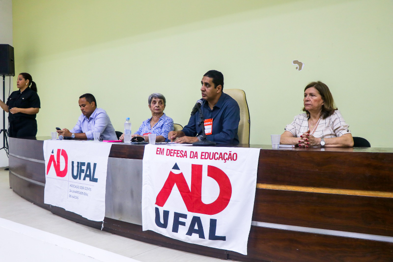 Assembleia em Maceió teve a composição da mesa formada pelo presidente da Adufal, Jailton Lira, a vice-presidente, Irailde Correia, a secretária-geral, Esmeralda Moura, e o advogado Flávio Pinheiro. Foto: Karina Dantas/Ascom Adufal