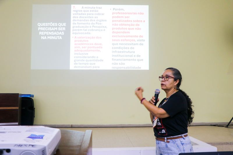 Diretora Sandra Lira fez apresentação sobre relatório da minuta de progressão docente. Foto: Priscilla Nascimento/Ascom Adufal