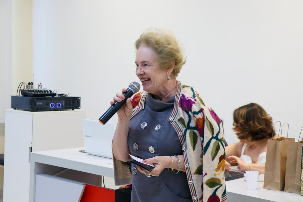 Professora Marilma Torres durante fala no Café & Prosa. Foto: Karina Dantas/Ascom Adufal