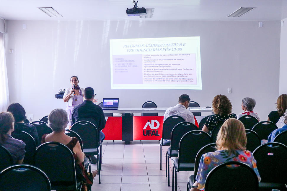 Professora Sandra Lira durante apresentação. Foto: Karina Dantas/Ascom Adufal