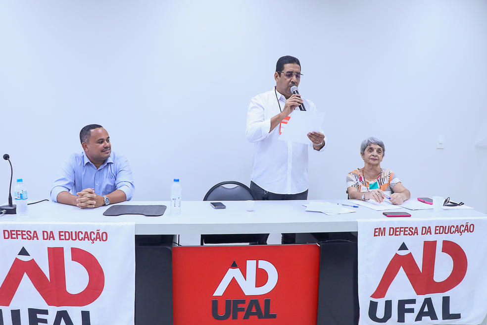 Da esquerda para a direita: o advogado Flávio Pinheiro, o presidente da Adufal, Jailton Lira, e a Secretária-geral, Esmeralda Moura. Foto: Karina Dantas/Ascom Adufal