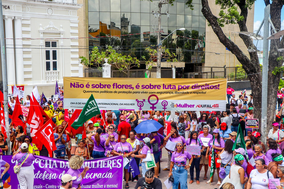 Ao centro da imagem, faixa produzida pela Adufal para o ato de 8 de março, quando ocorreu a Marcha das Mulheres, no Centro de Maceió. Foto: Vanessa Ataíde/Ascom Adufal