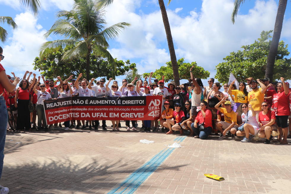 Diretoria e a base da Adufal marcaram presença no ato público realizado na orla de Maceió, no dia 1º de maio, Dia do Trabalhador e da Trabalhadora. Foto: Karina Dantas/Ascom Adufal