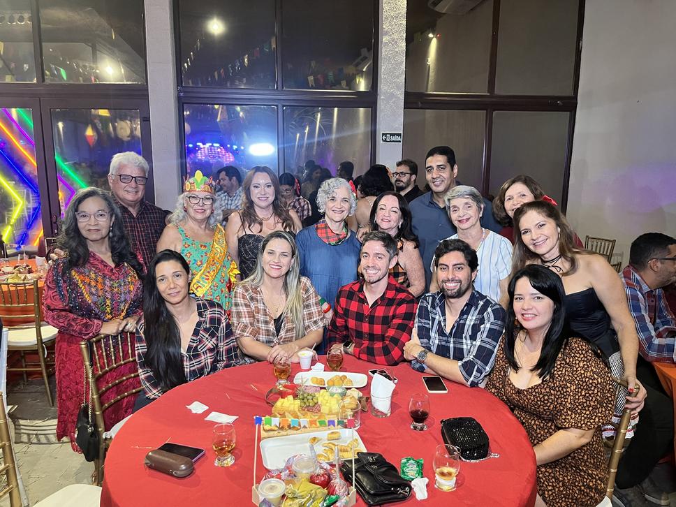 Docentes reunidos na noite do Arraiá da Adufal, realizado no dia 20 de junho. Foto: Maceió 40 graus