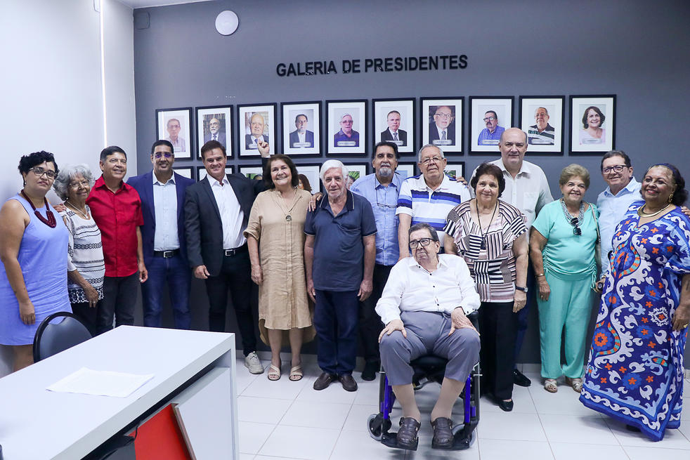 Ex-presidentes/as reunidos em frente a nova Galeria de Presidentes da Adufal. Foto: Karina Dantas/Ascom Adufal