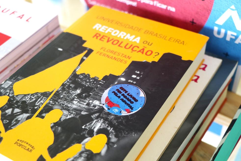 Livros doados pela Adufal possuem o selo da campanha, mas qualquer pessoa pode contribuir. Foto: Karina Dantas/Ascom Adufal
