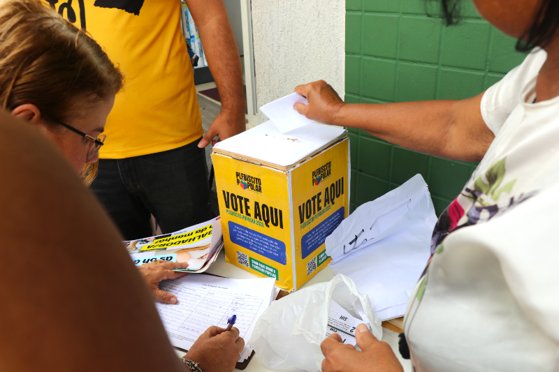 População que passou no Centro de Maceió pela manhã pode registrar o voto no Plebiscito Popular, através das urnas disponíveis. Foto: Vanessa Ataide/Ascom Adufal