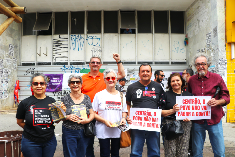 Na imagem estão os docentes da Ufal: Sandra Lira, Esmeralda Moura, Carlos Müller, Terezinha Ataide, Osvaldo Maciel, Irailde Correia e Otávio Cabral. Foto: Vanessa Ataide/Ascom Adufal