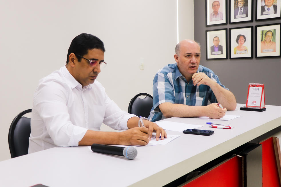 Presidente da Adufal, Jailton Lira, e o reitor da Ufal, Josealdo Tonholo. Foto: Karina Dantas/Ascom Adufal