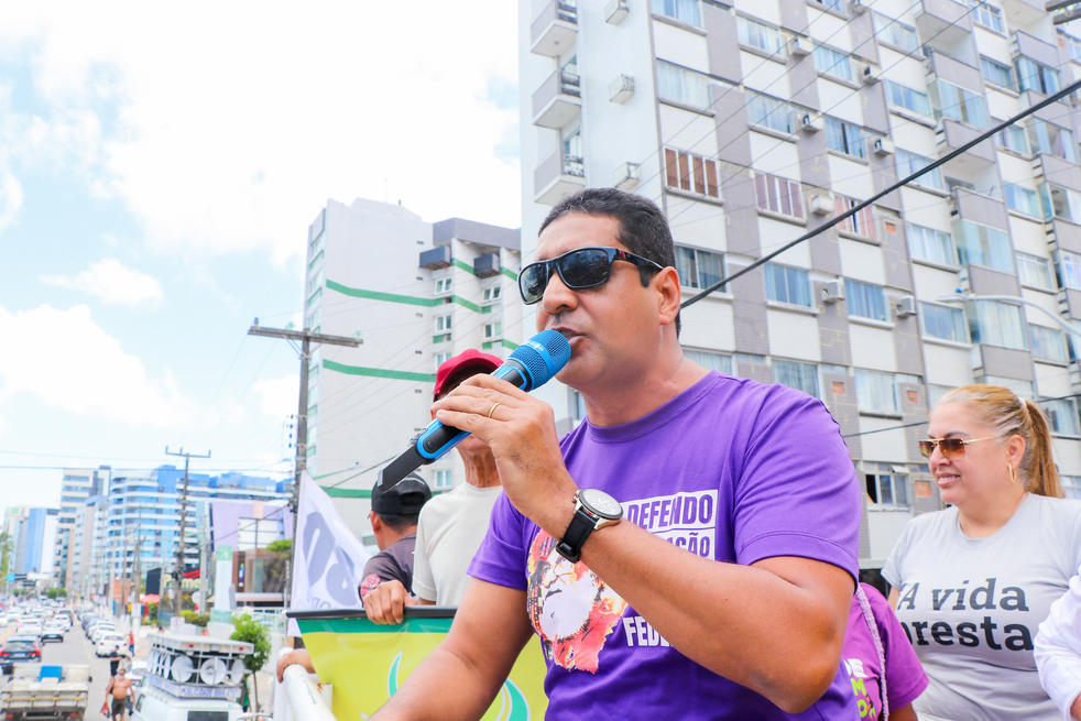 Presidente da Adufal, professor Jailton Lira, durante seu discurso no ato público