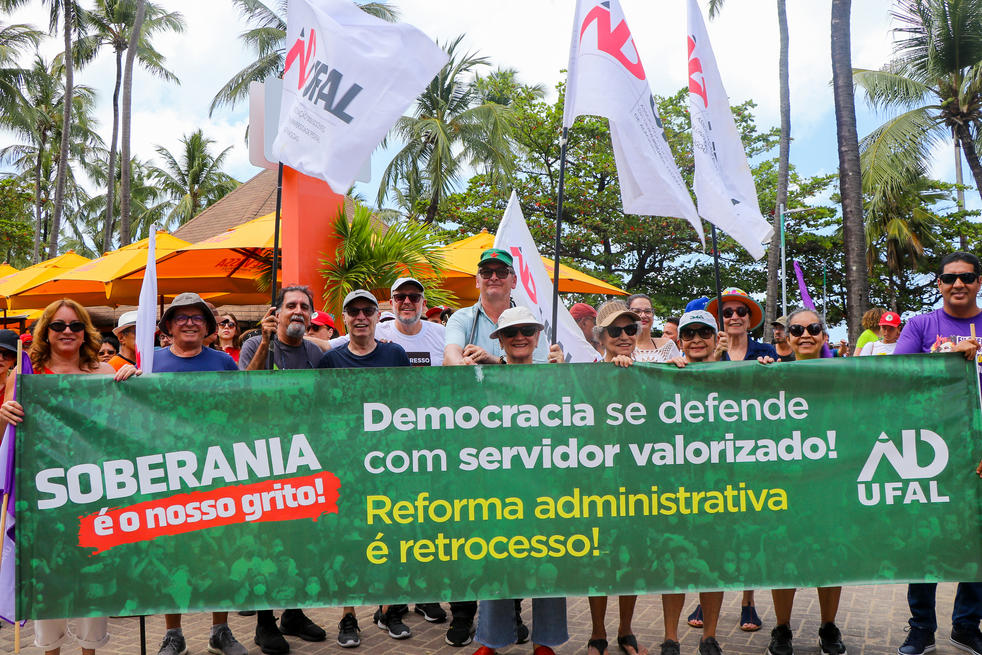 Além da Diretoria da Adufal, diversos docentes da base da entidade também participaram do ato público