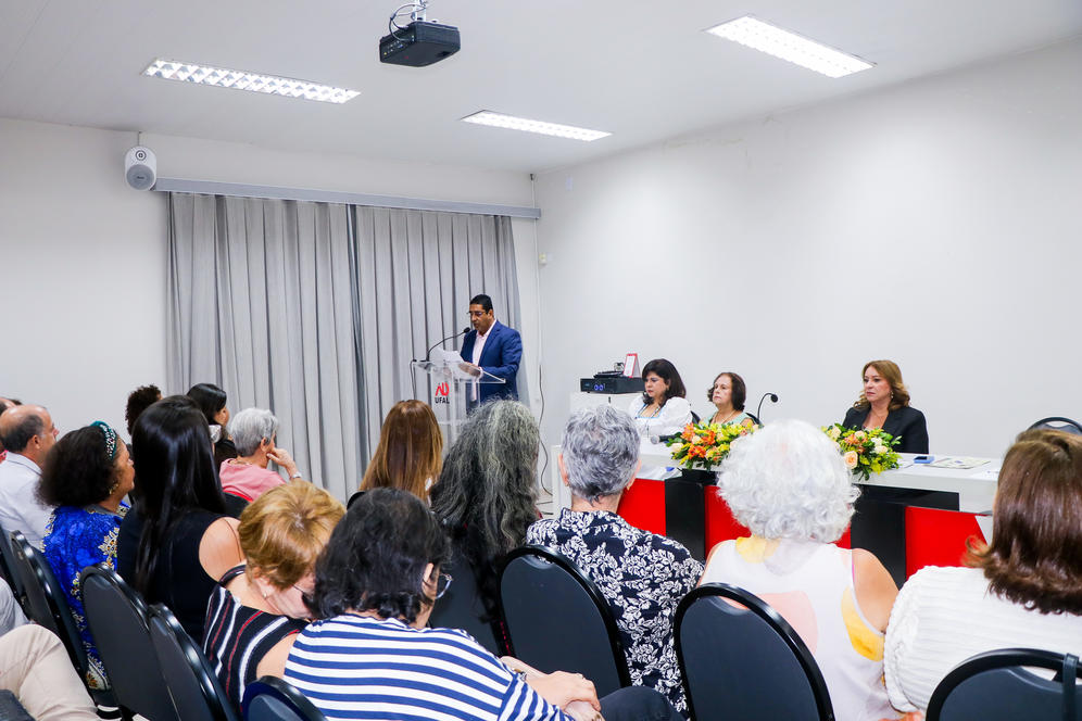 Ex-presidente da Adufal, Jailton Lira, durante discurso. Foto: Aleck Lima/Ascom Adufal