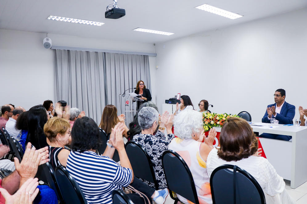 Presidenta da Adufal, Rosangela Reis, durante discurso de posse. Foto: Aleck Lima/Ascom Adufal
