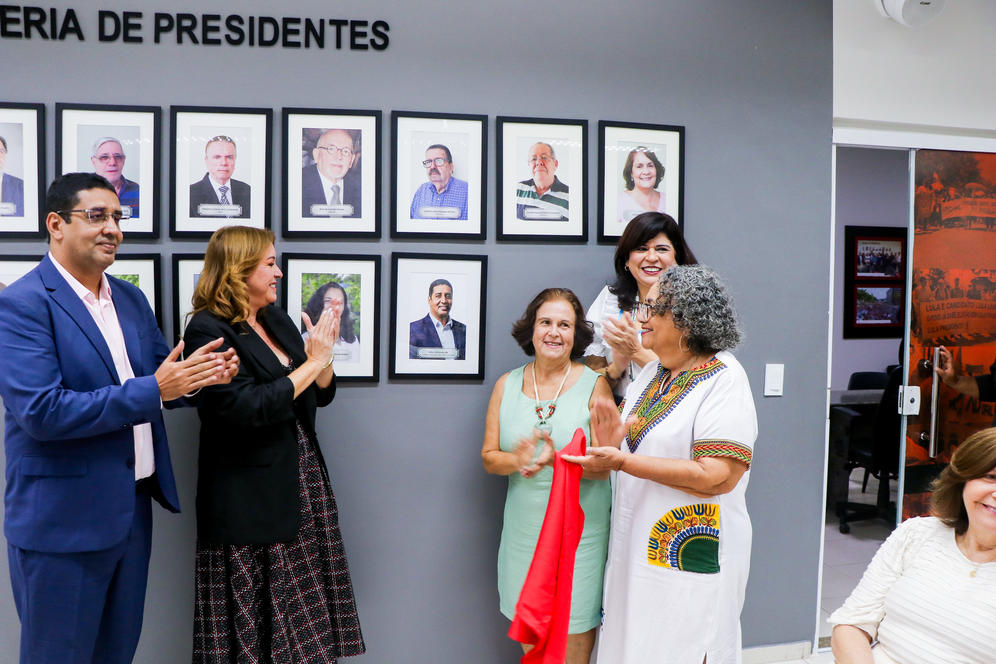 Momento em que é revelado novo quadro na Galeria de Presidentes da Adufal, com foto do professor Jailton Lira. Foto: Aleck Lima/Ascom Adufal
