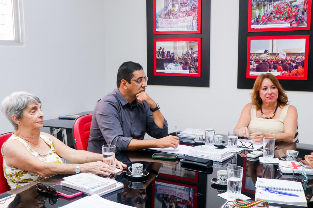Diretores da Adufal, Rosangela Reis, Jailton Lira e Esmeralda Moura, da direita para a esquerda. Foto: Vanessa Ataíde/Ascom Adufal