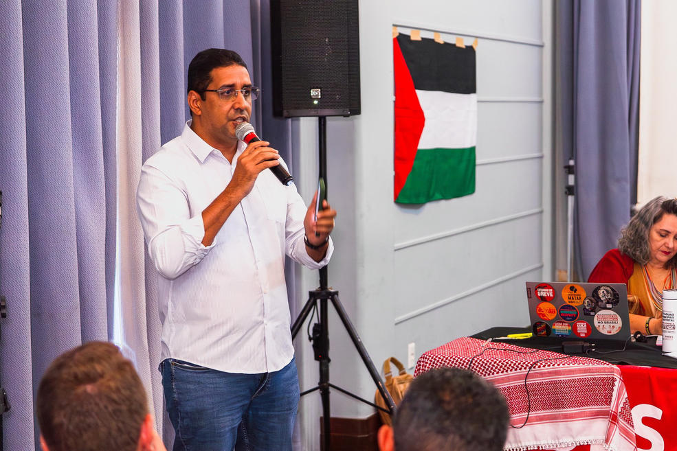 Diretor da Adufal, Jailton Lira, durante momento de fala. Foto: Eline Luz/Imprensa ANDES-SN