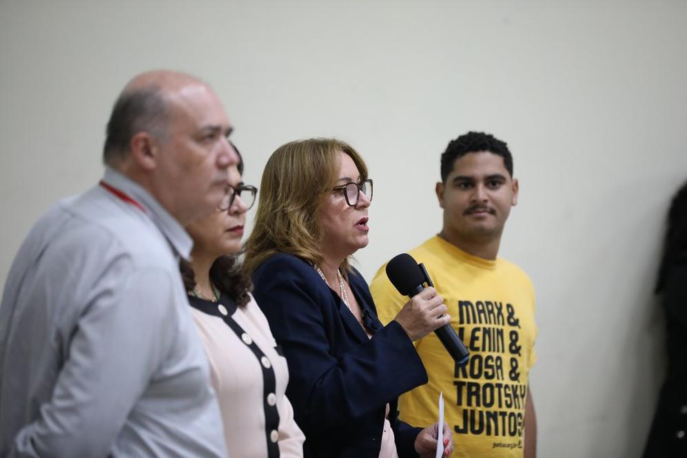 Presidenta da Adufal, professora Rosangela Reis, discursa durante aula inaugural do semestre letivo 2026.1. Foto: Renner Boldrino/Ascom Ufal