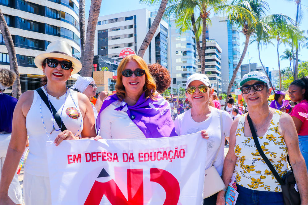 Da esquerda para a direita est&atilde;o: a vice-reitora da Ufal, Eliane Cavalcanti; a presidenta da Adufal, Rosangela Reis; e as diretoras da entidade Socorro Dantas e Esmeralda Moura. Foto: Vanessa Ata&iacute;de/Ascom Adufal