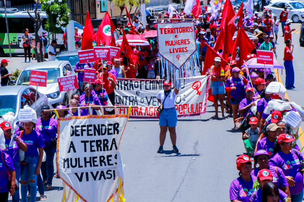 Manifestantes tamb&eacute;m levaram faixas e cartazes com mensagens que pediam respeito &agrave;s mulheres, o fim do feminic&iacute;dio, da viol&ecirc;ncia contra as meninas e mulheres e o fim da jornada de trabalho 6x1. Foto: Vanessa Ata&iacute;de/Ascom Adufal