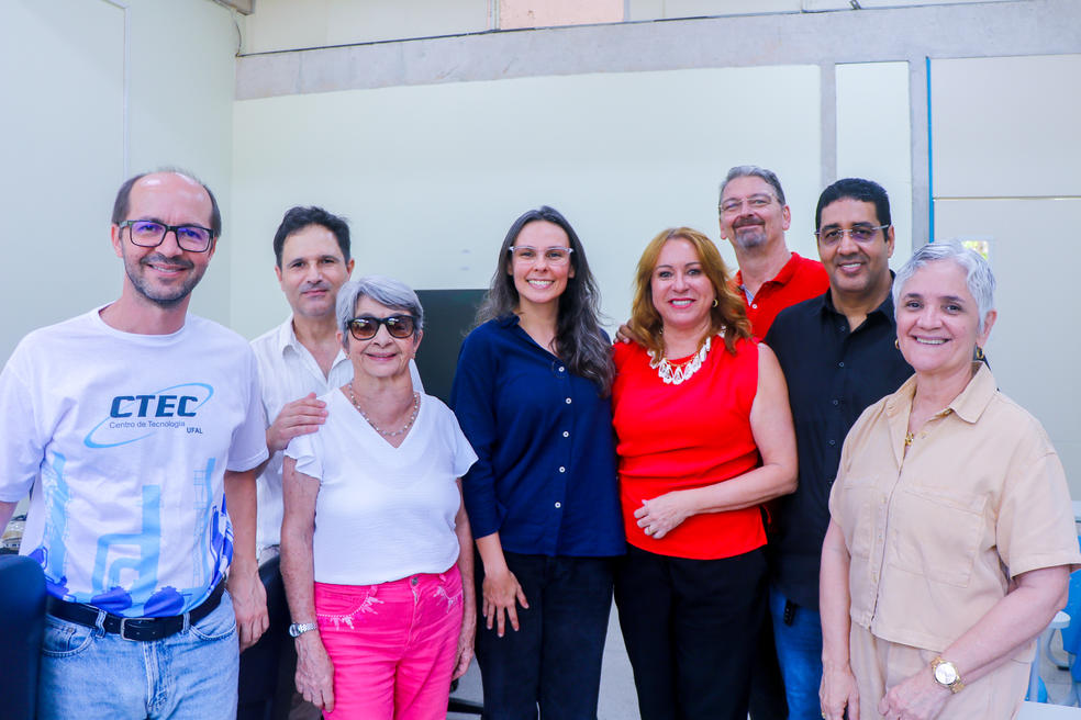 Diretores/as da Adufal e o diretor do Ctec, Vladimir Caramori, com a professora Fernanda Santana, que est&aacute; ao centro da imagem, de blusa azul. Foto: Vanessa Ata&iacute;de/Ascom Adufal.