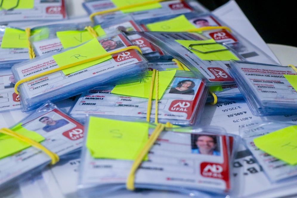 Durante o Caf&eacute; com a Adufal, a entidade tamb&eacute;m est&aacute; entregando a vers&atilde;o f&iacute;sica da Carteira do Associado(a). Foto: Vanessa Ata&iacute;de/Ascom Adufal